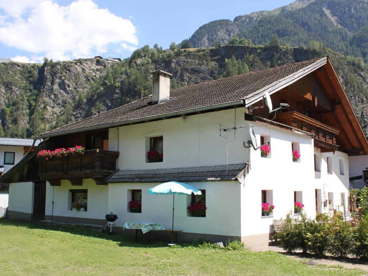 Vintage Holiday Home Near The Ski Bus Stop Langenfeld Exterior photo